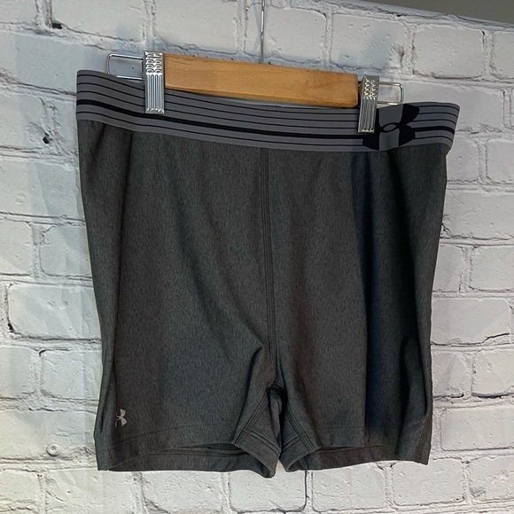 UNDER Armour WorkOut Shorts - Picture 7 of 8